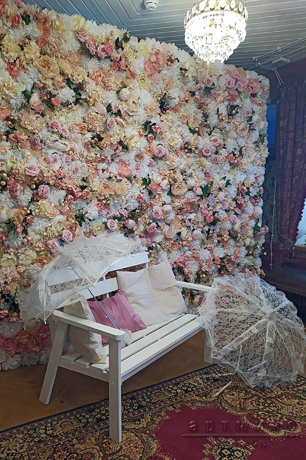 Фотозона "Цветочное панно, скамейка и кружевные зонтики"