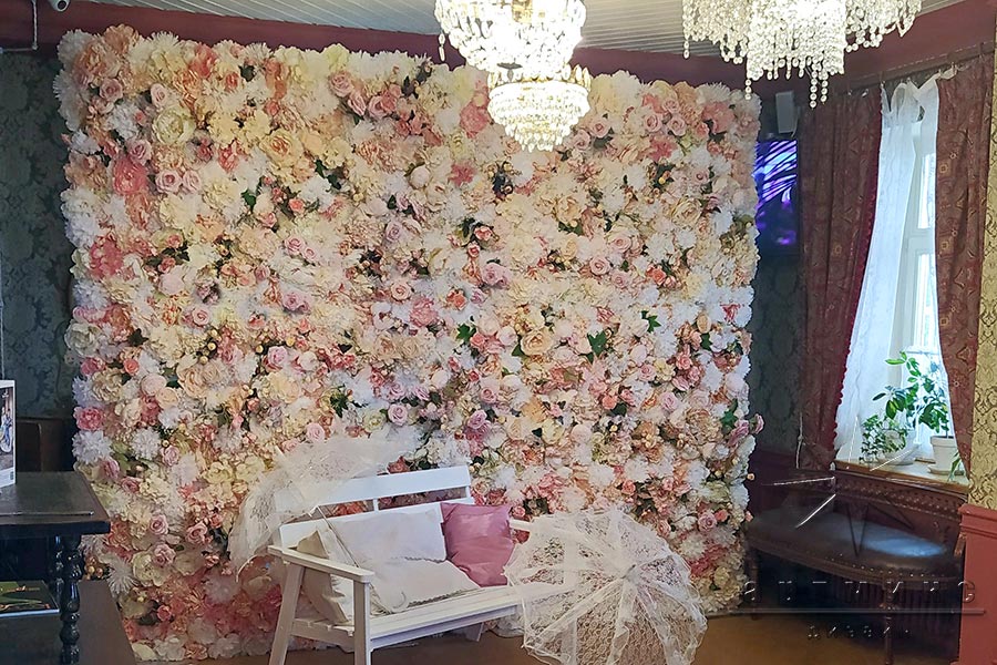 Фотозона "Цветочное панно, скамейка и кружевные зонтики"