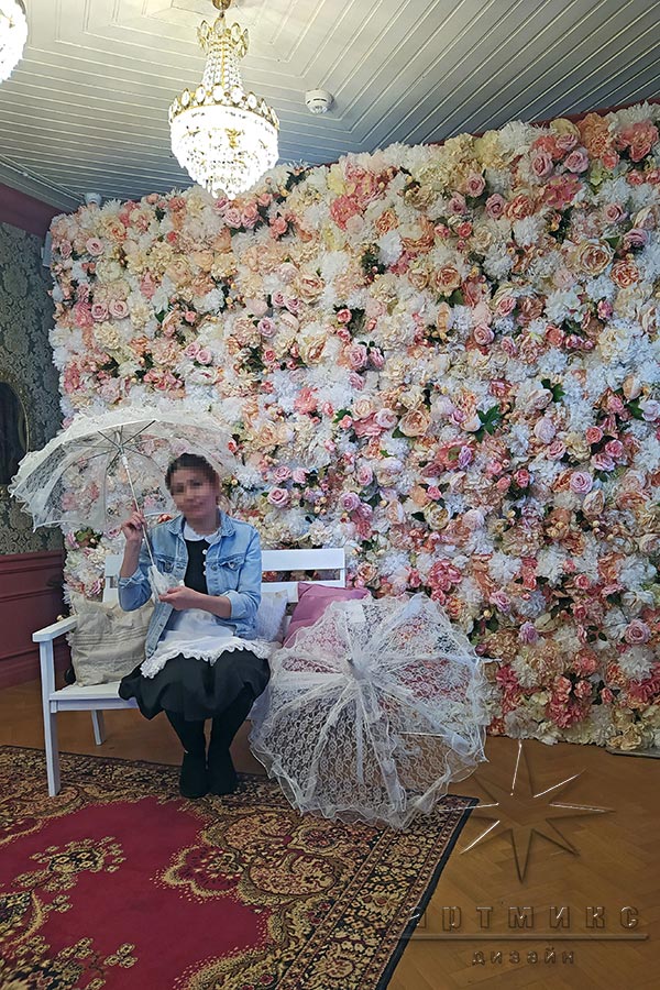Фотозона "Цветочное панно, скамейка и кружевные зонтики"