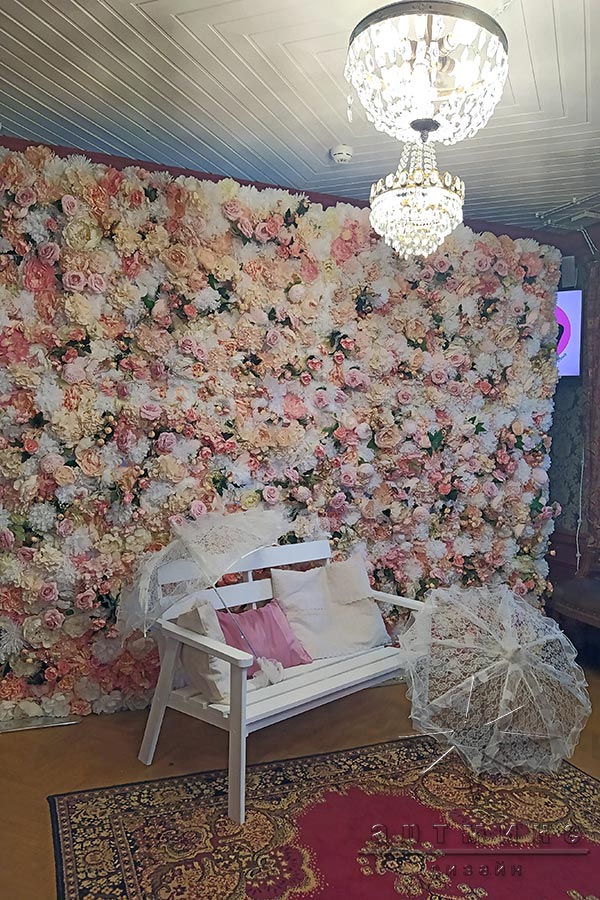 Фотозона "Цветочное панно, скамейка и кружевные зонтики"
