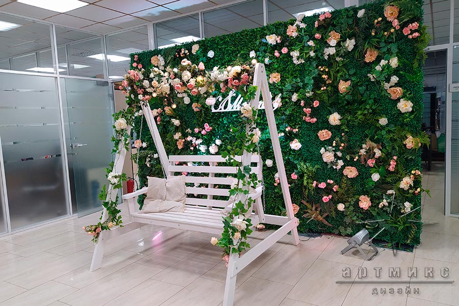 Фотозона "Качели с фоном из самшита и цветов"