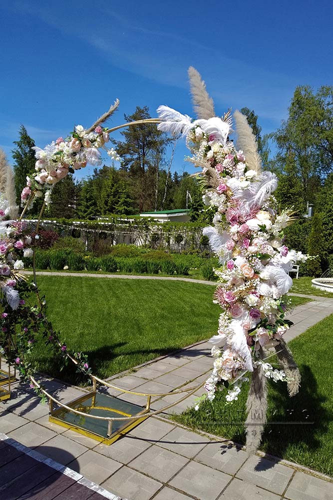 Фотозона оформлена декором из сухоцветов
