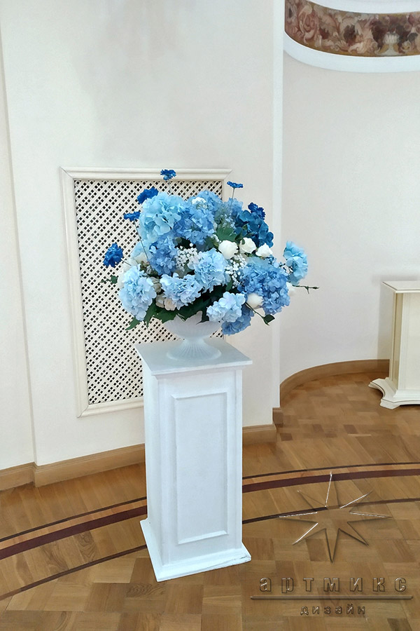 Круглая арка и колонны в оформлении праздника