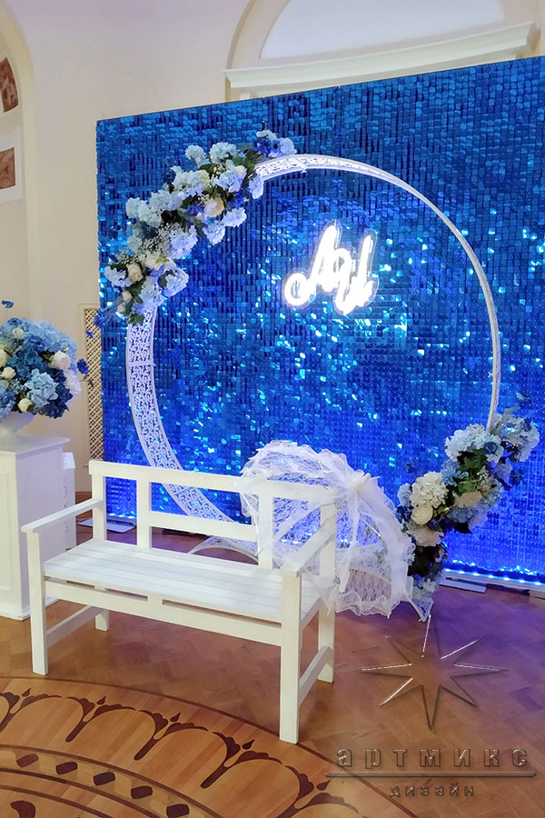 Синяя декорация с круглой аркой