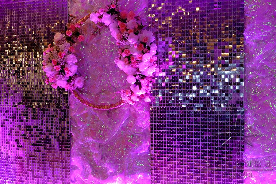 Фотозона из Радужной пленки и зеркальных пайеток