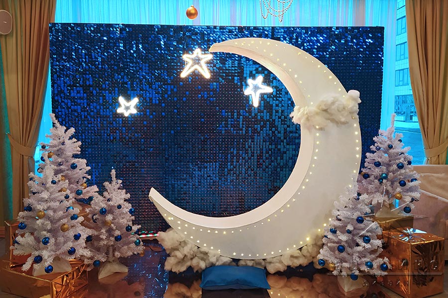 Фотозона "Месяц с белыми ёлочками"