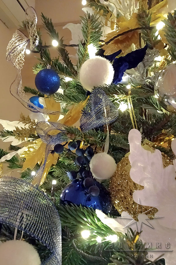 Новогоднее оформление интерьера в синем и золотом цвете