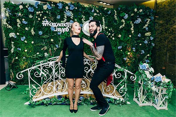 Фотозона из пайеток и цветов