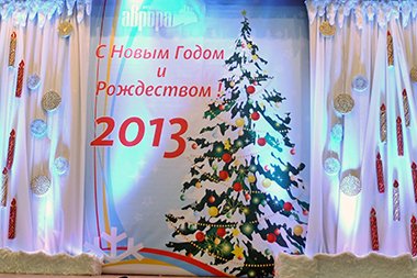 Оформление сцены на Новый год
