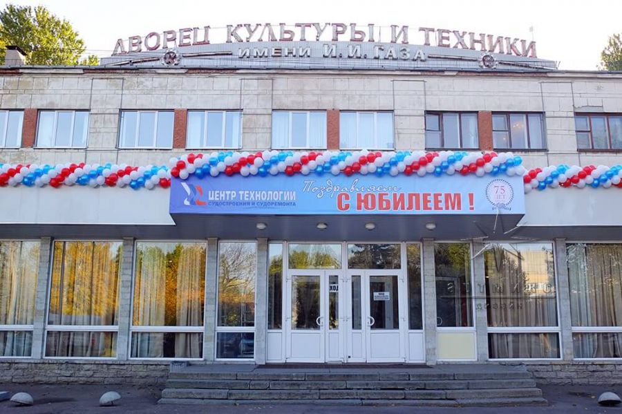 Оформление холла во Дворце Культуры на юбилей предприятия
