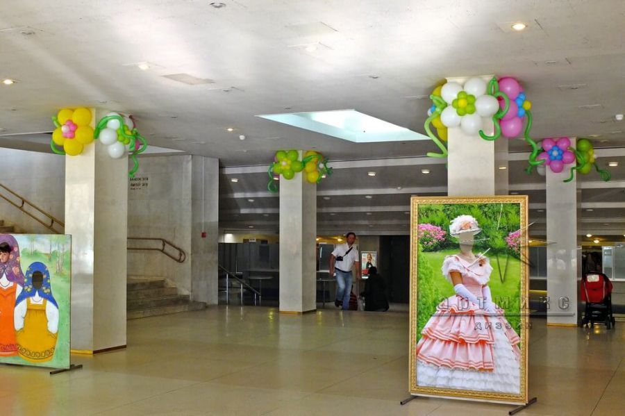 Декорирования холла шарами, баннерами и тканями