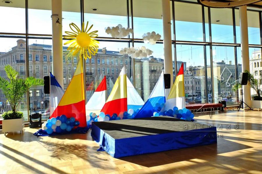 Декорирования холла шарами, баннерами и тканями