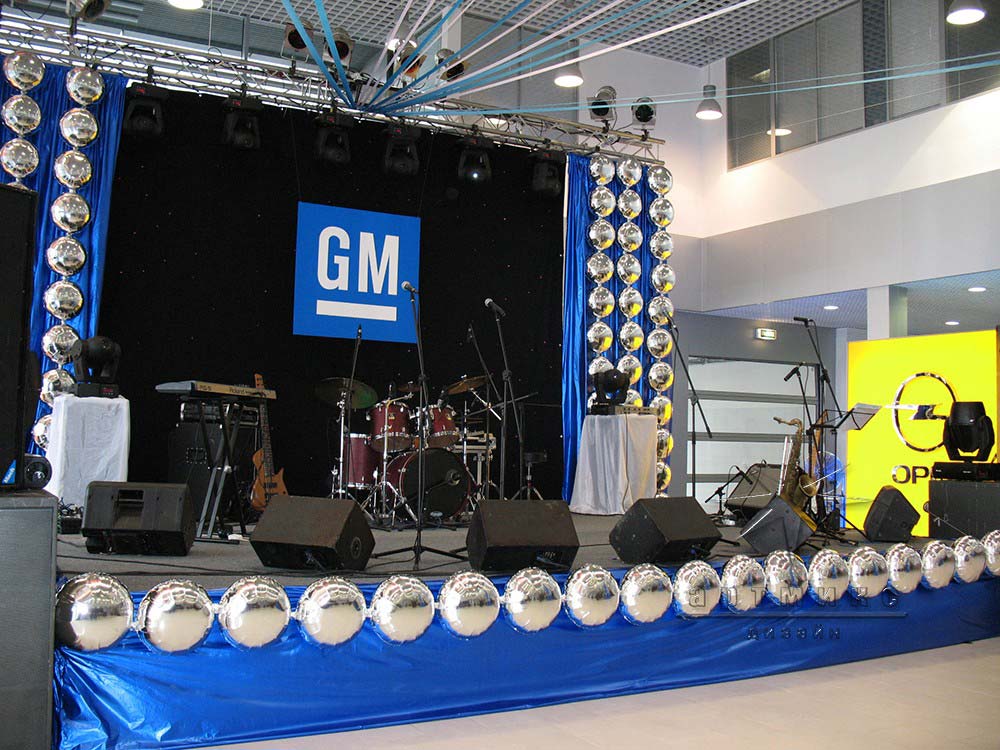Оформление автосалона "GM"