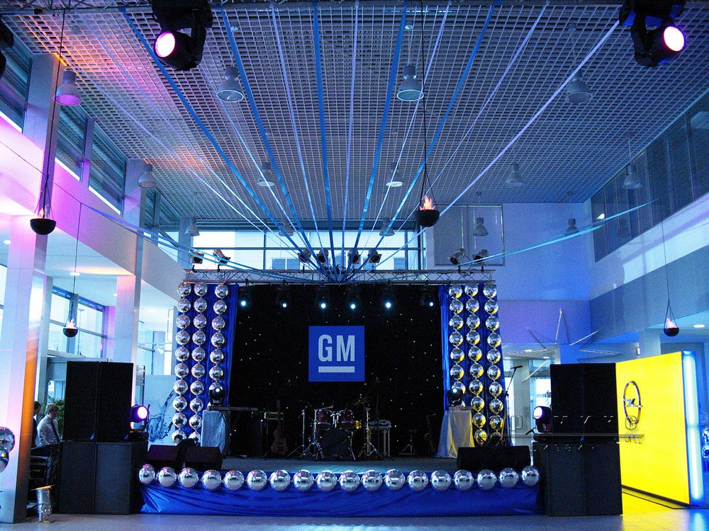 Оформление автосалона "GM"