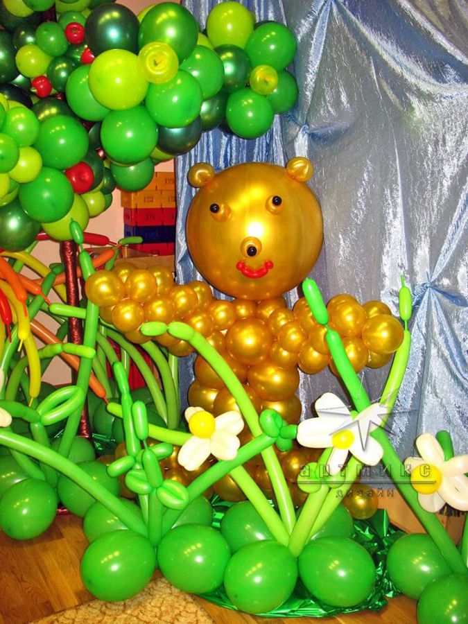 Детское день рождения украшен фигурами из воздушных шаров