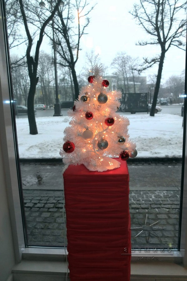 Новогодняя витрина и украшение зала