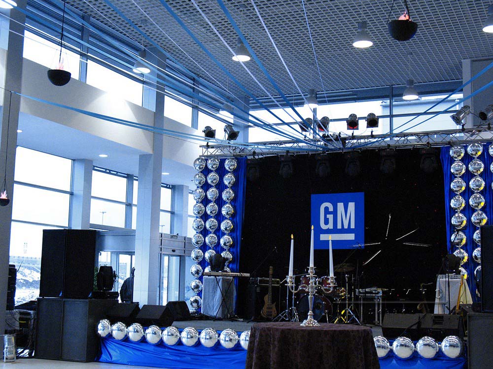 Оформление автосалона "GM"