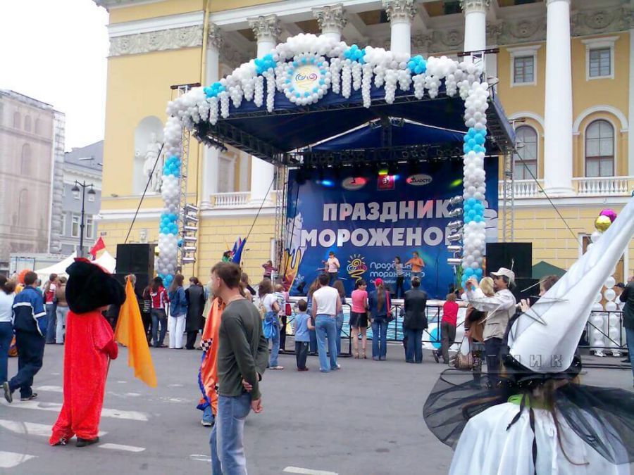 Оформление сцены на городском фестивале Мороженого