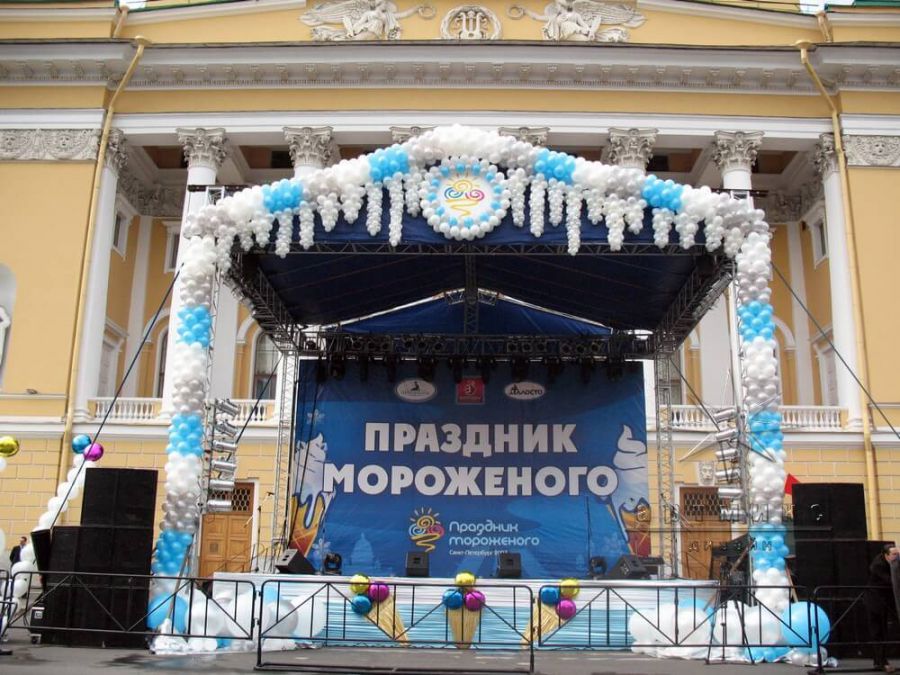 Оформление сцены на городском фестивале Мороженого