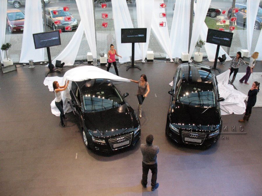 Торжественное оформление зала в автосалоне для презентации новой модели "Audi"
