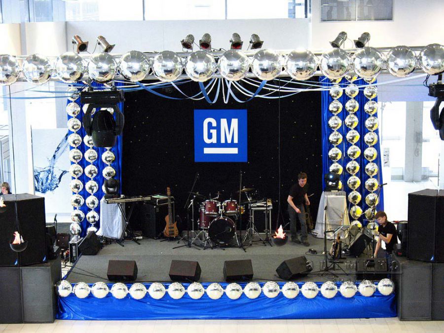 Оформление автосалона "GM"