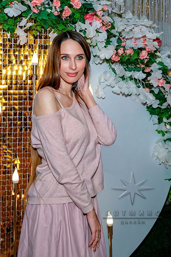 Фотозона "Круг с золотыми пайетками и цветочными композициями"