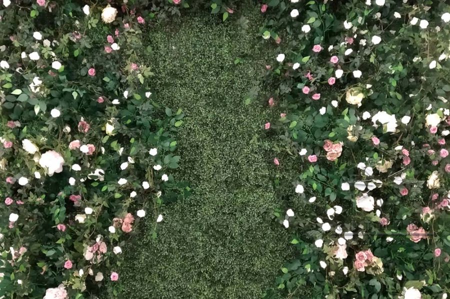 Фотозона из самшита с цветами и зеленью