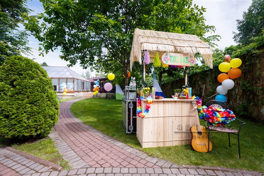 Фотозона в стиле гавайского бара - "Tiki Bar"