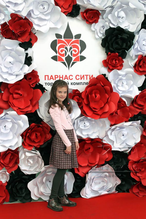 Фотозона из ярких цветов