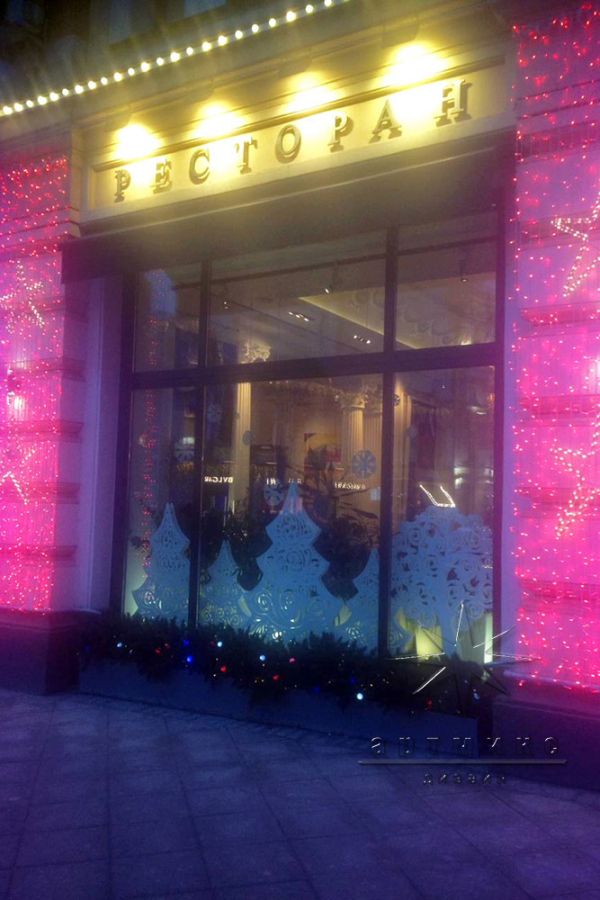 Новогоднее оформление витрины в Московском ресторане