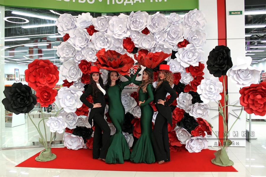 Оформление площадки для Fashion show от магазинов ТК "Парнас Сити"
