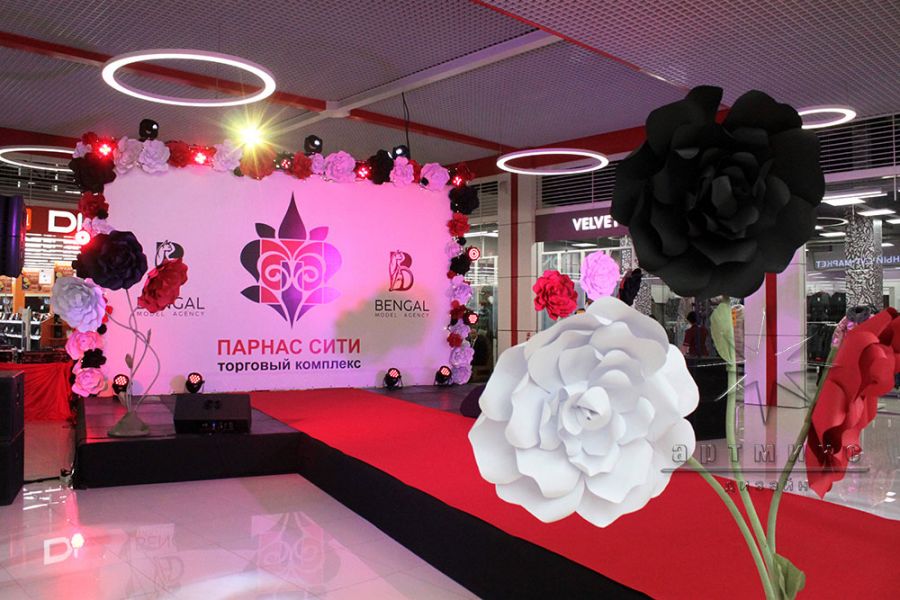 Оформление площадки для Fashion show от магазинов ТК "Парнас Сити"