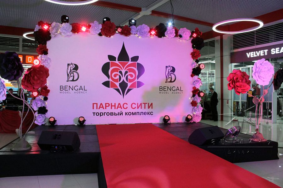 Оформление площадки для Fashion show от магазинов ТК "Парнас Сити"