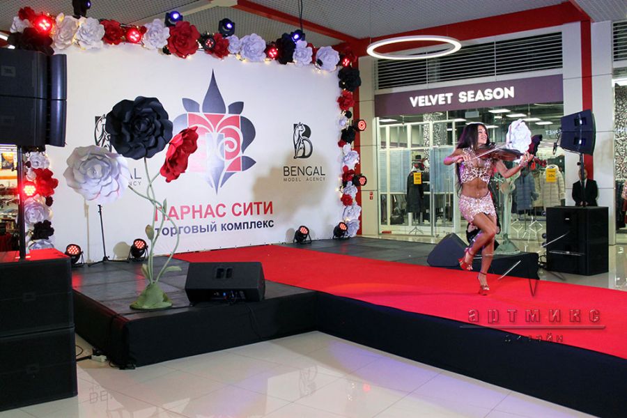Оформление площадки для Fashion show от магазинов ТК "Парнас Сити"
