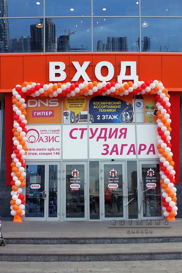 Оформление площадки для Fashion show от магазинов ТК "Парнас Сити"