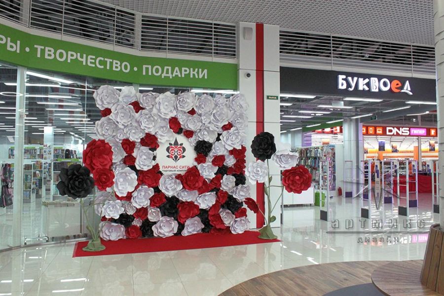 Оформление площадки для Fashion show от магазинов ТК "Парнас Сити"