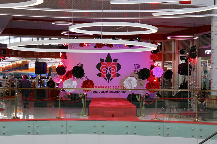 Оформление площадки для Fashion show от магазинов ТК "Парнас Сити"