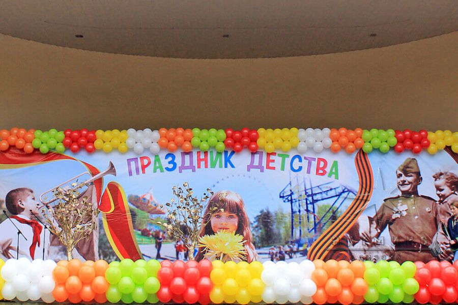 Оформление сцены к празднику Детства на Крестовском острове