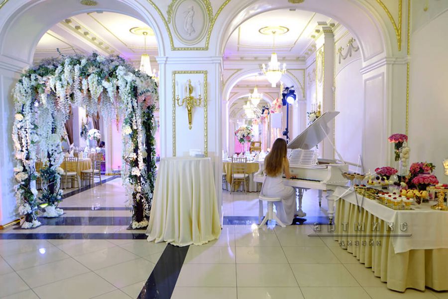 Аренда арки с цветами для фото сессии